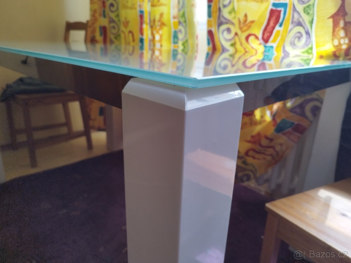 Prodám velký jídelní stůl až pro šest osob. - 5