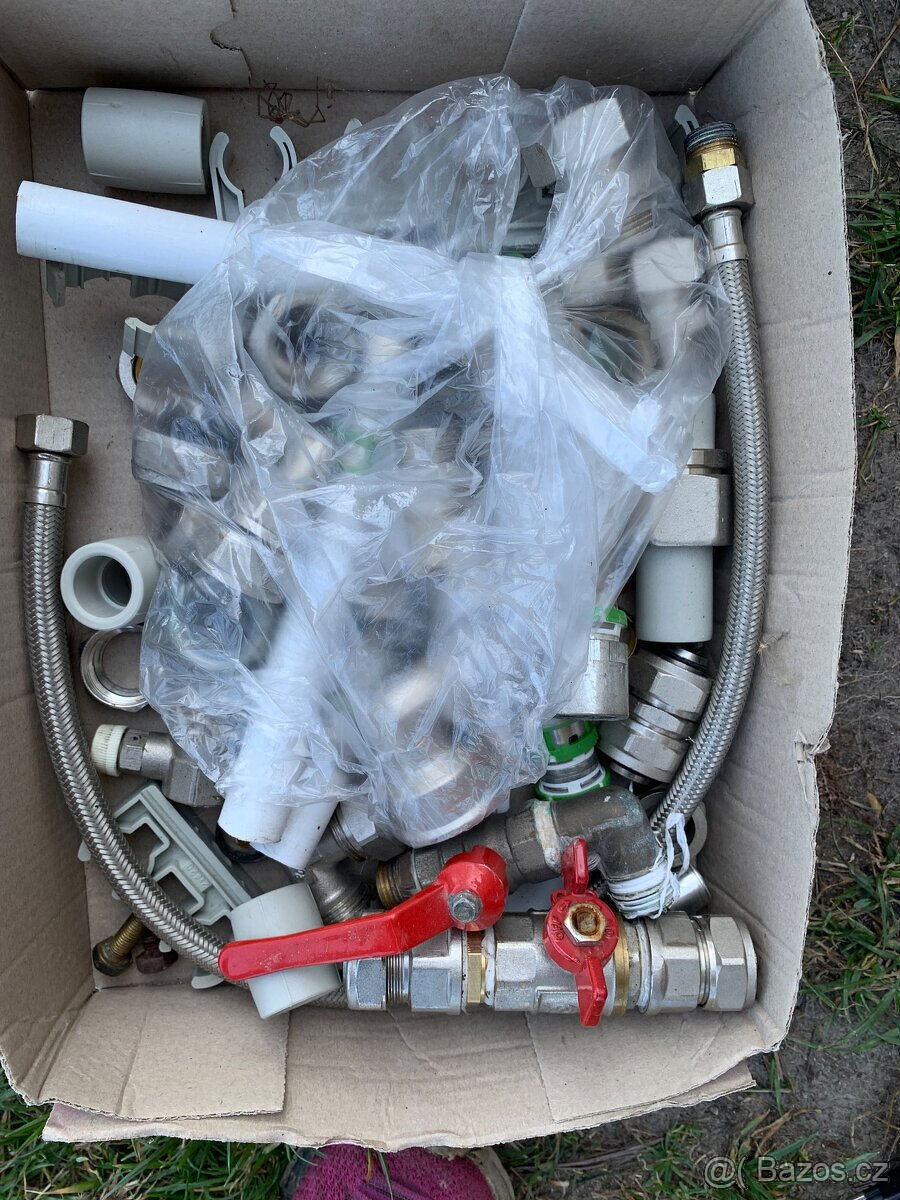 Úklid garáže: gril, nářadí, krmítko, houpačka pro slepice - 5