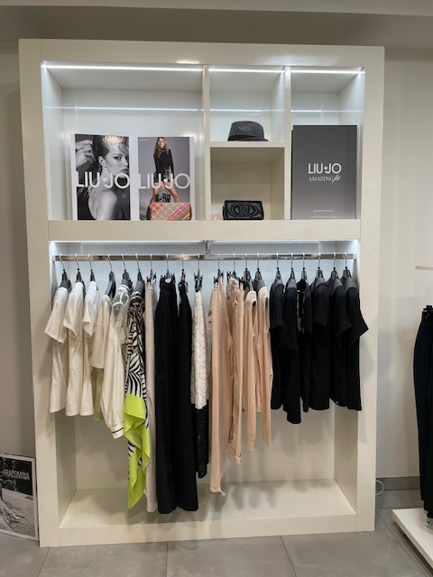 Prodám vybavení butiku - 5