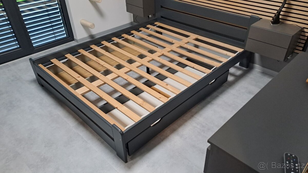 Postel z masivu, 160x200 v odstínu antracit + rošt + šuplíky - 5