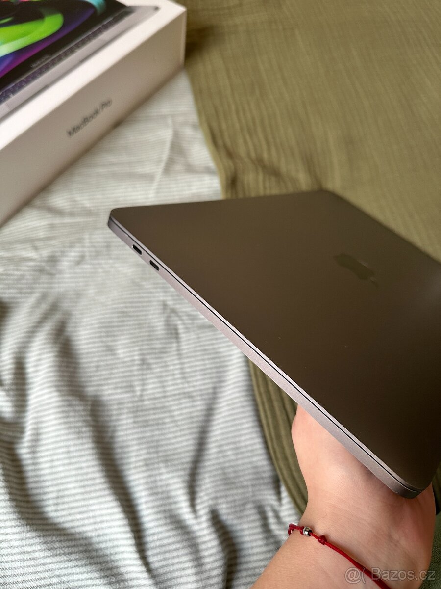 MacBook Pro 13" M2 / 8GB / 256GB - 5