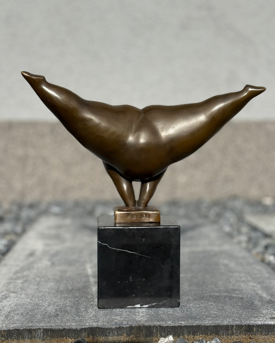 Luxusní bronzová socha Balancující žena Plus Size Gymnastka - 5