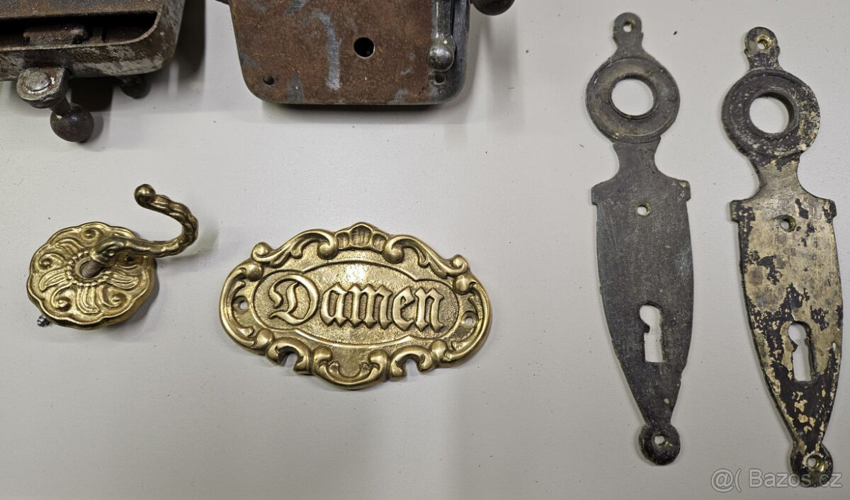Staré mosazné štítky a zámky - 5