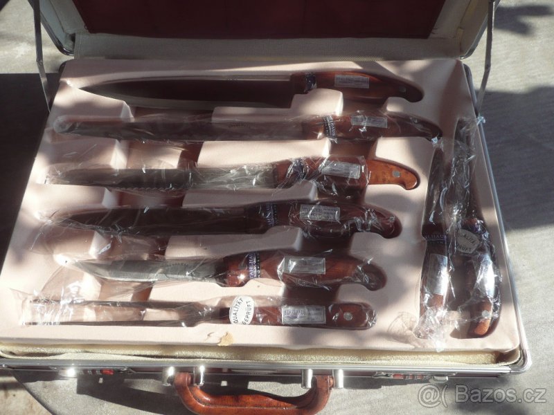 PRODÁM KUFR S NOŽEMI,2 KVALITNÍMA NŮŽKAMI NA MASO A BROUSKEM - 5