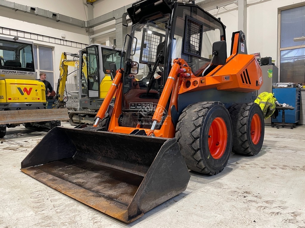 smykem řízený nakladač LOCUST 904 - 5