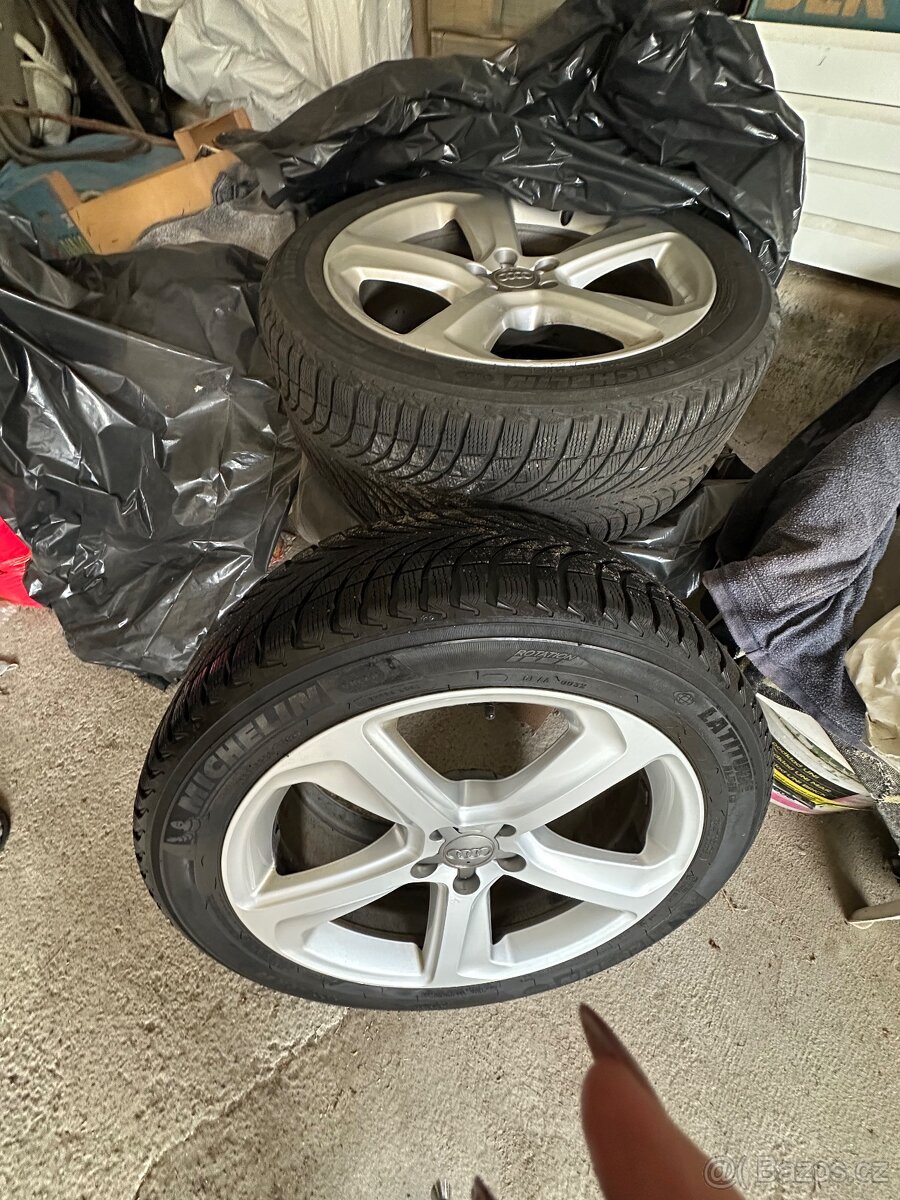 Alu kola se zimní pneu 255/45 R 20 na Audi Q5 - 5