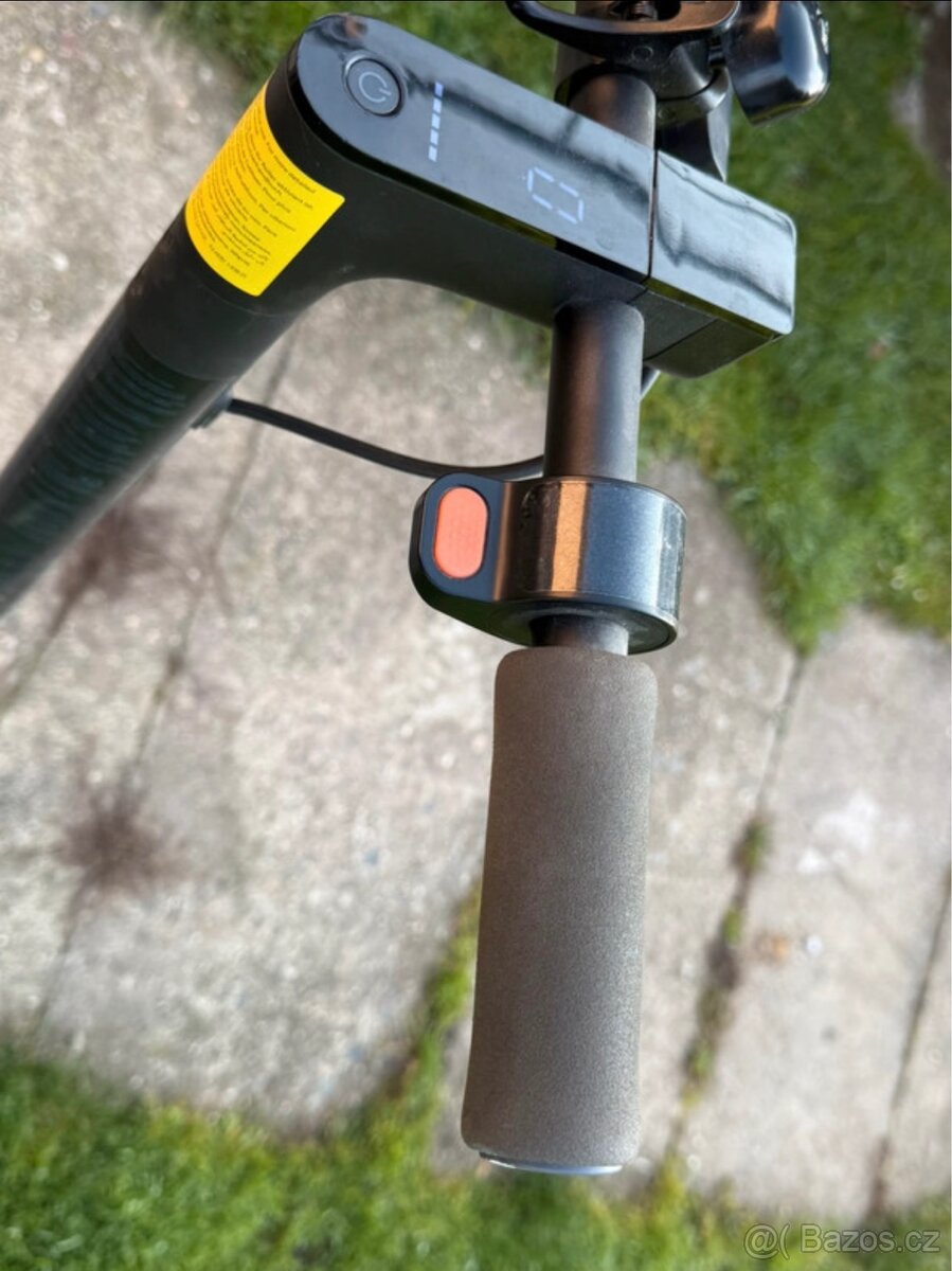 Prodám Ele koloběžku Mi , zánovní - 5