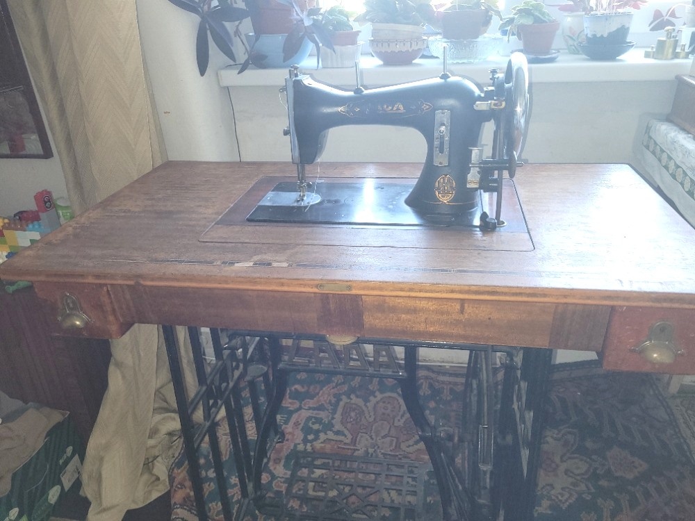Starožitný šicí stroj Lada. funkční - 5