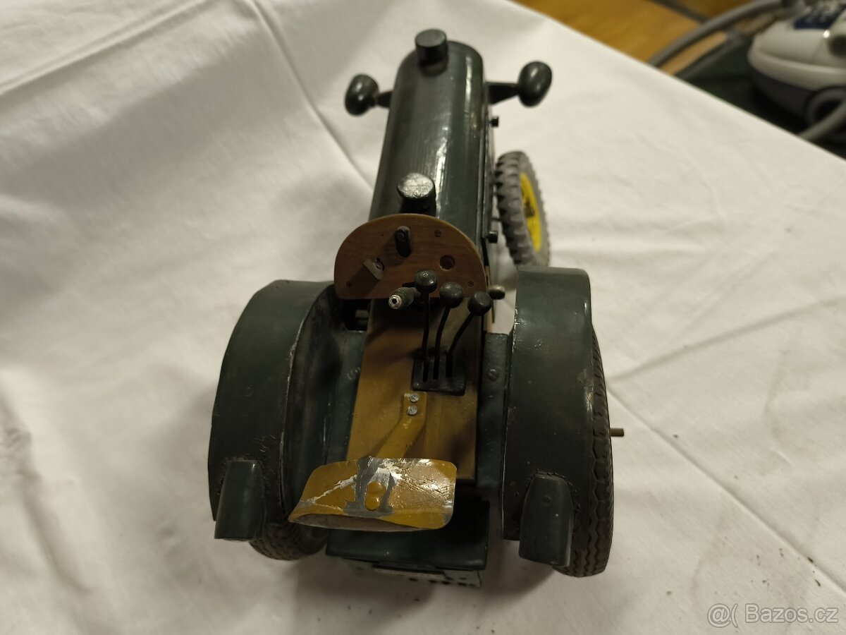 Starý model traktoru Zetor 25 - 5