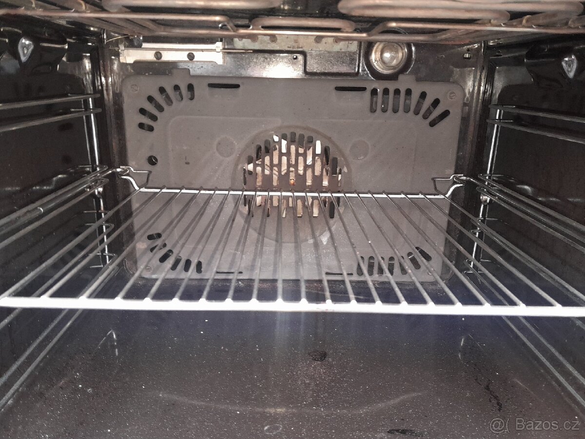 Vestavná veliká horkovzdušná trouba a varná deska Bauknecht - 5