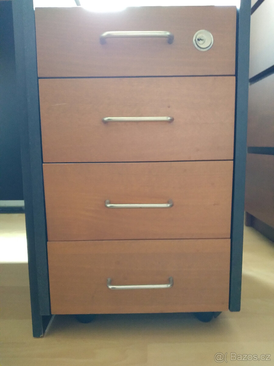 Pracovní stůl se zásuvkami - 5