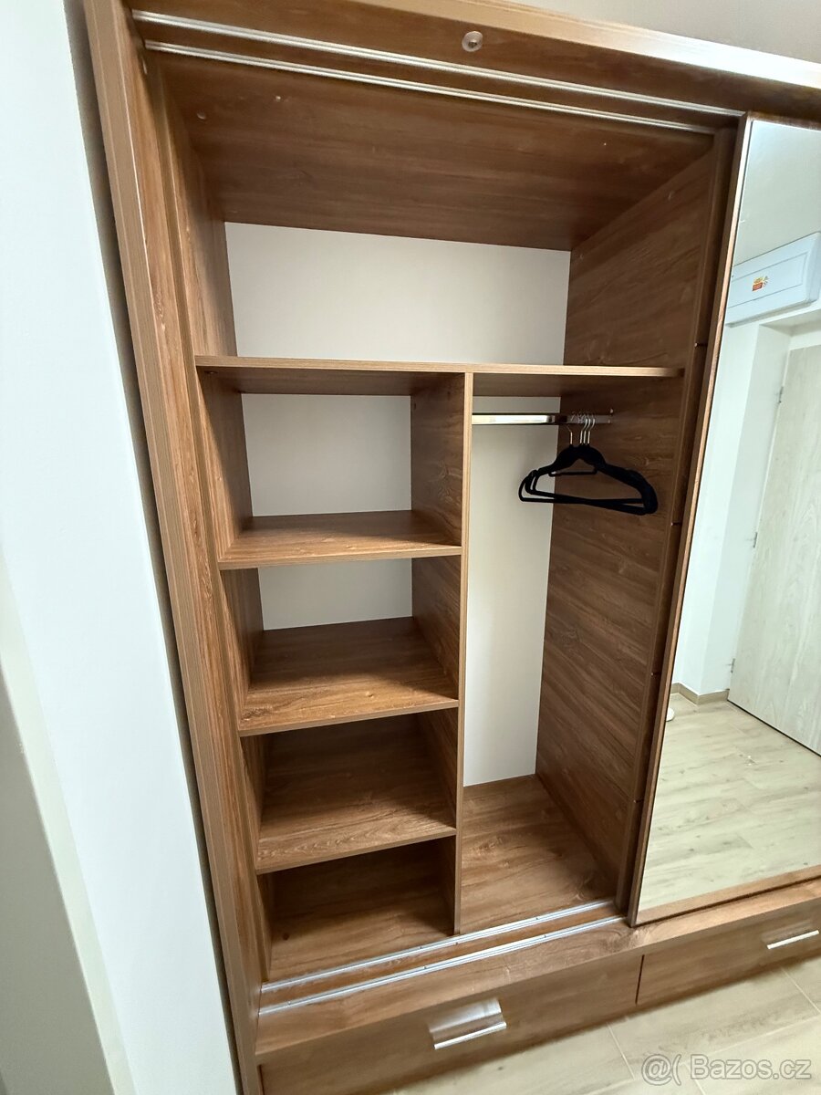Luxusní šatní skříň , téměř jako nová - 5