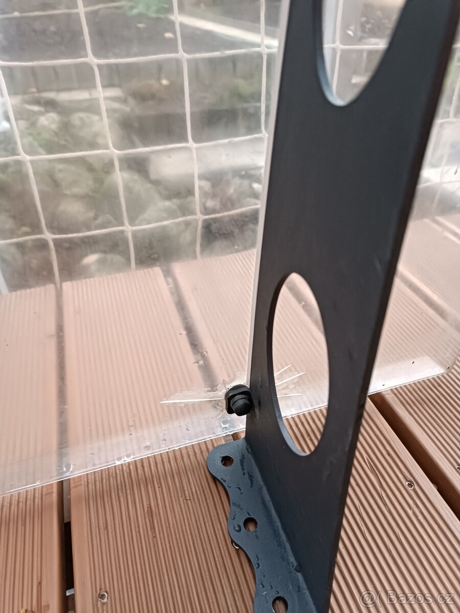 Průhledná stříška z plexiskla o rozměrech 135 x 95 cm. - 5