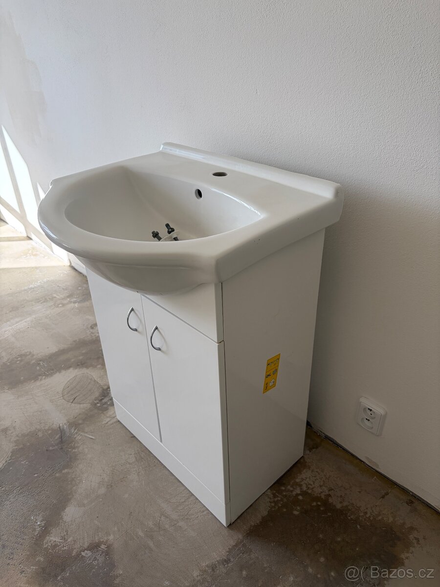 Koupelnová skříňka s umyvadlem - 5