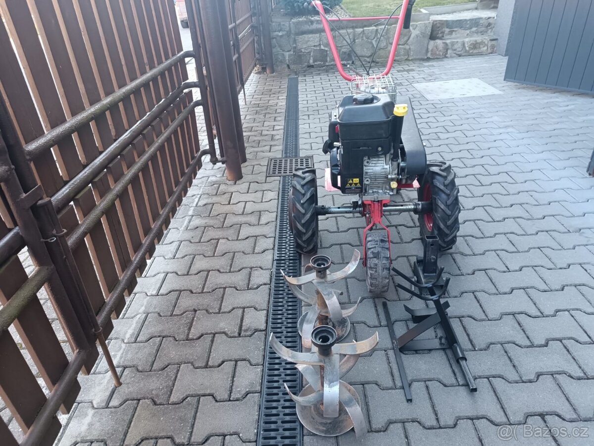 Prodám multifunkční kultivátor Mountfield - 5