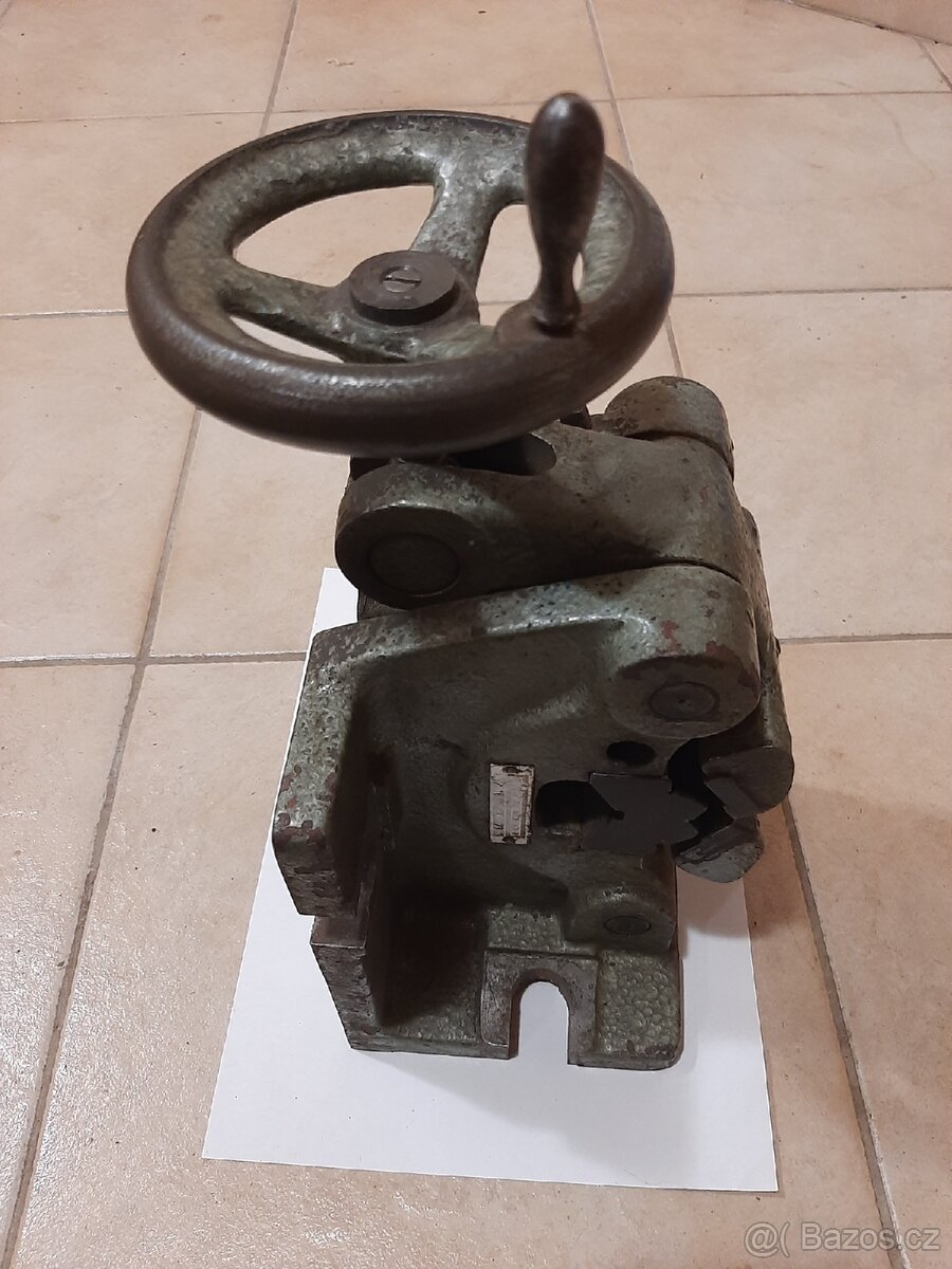 Strojní prizmatický svěrák 100mm - 5