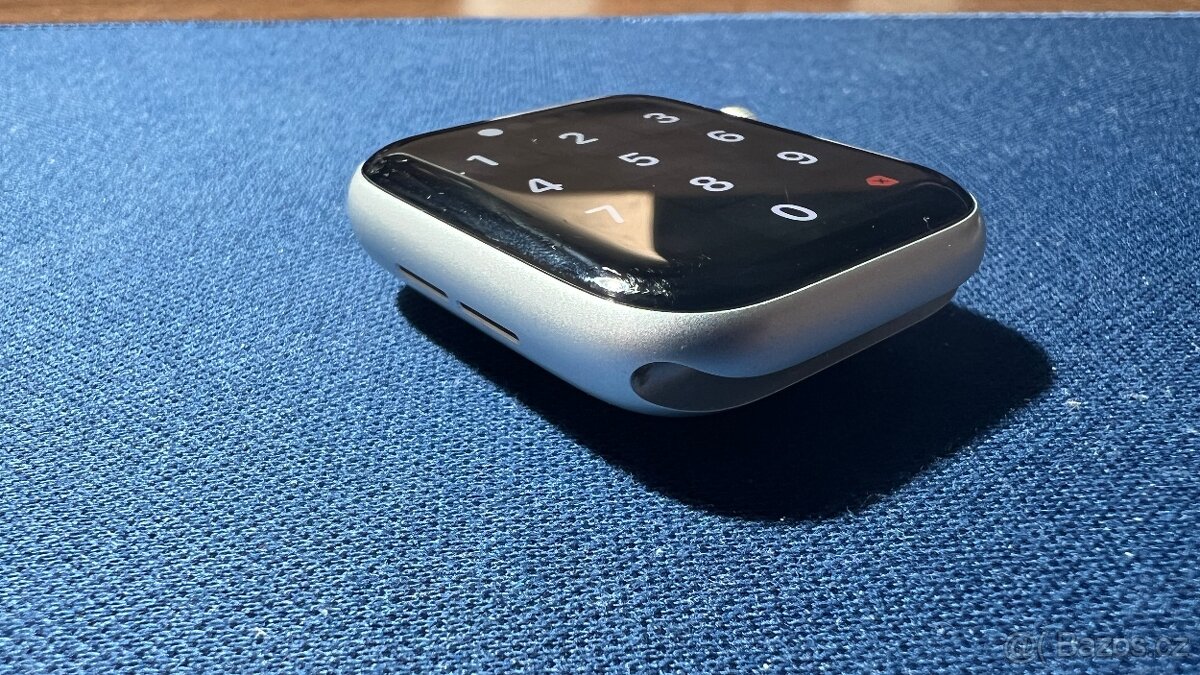Apple Watch SE 2020 - stříbrná barva velikost 44mm - 5