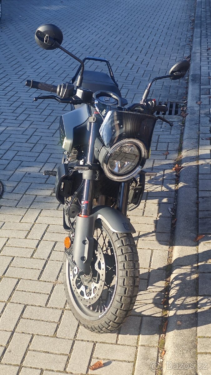 Prodám Husqvarna Svartpilen 401 model 2024 - 5