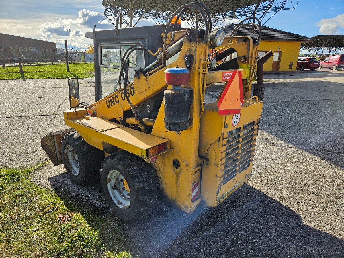 smykový nakladač UNC - 060 z provozu - 5