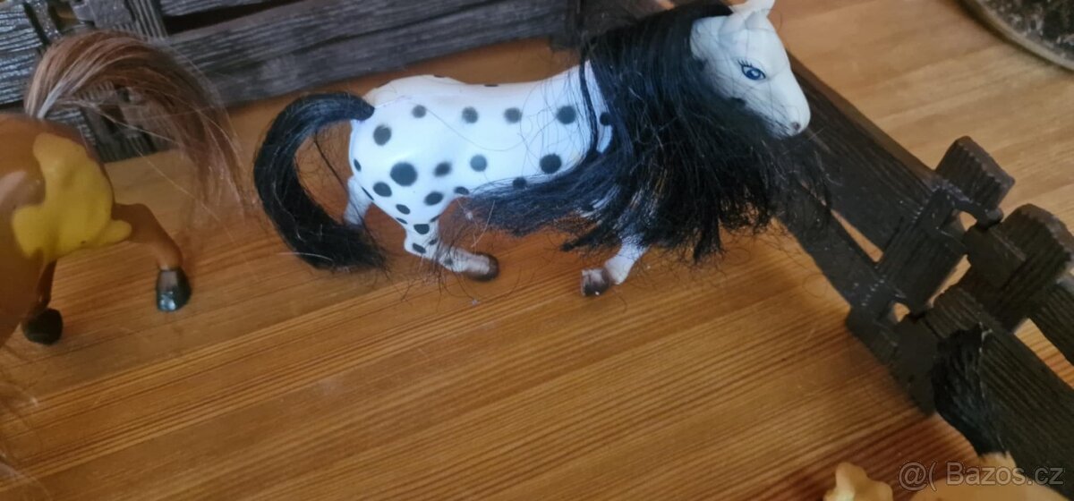 VYŠŠÍ KONĚ S OHRADOU, KURNÍK, SLEPICE, KOHOUT, HOSPODÁŘ - 5