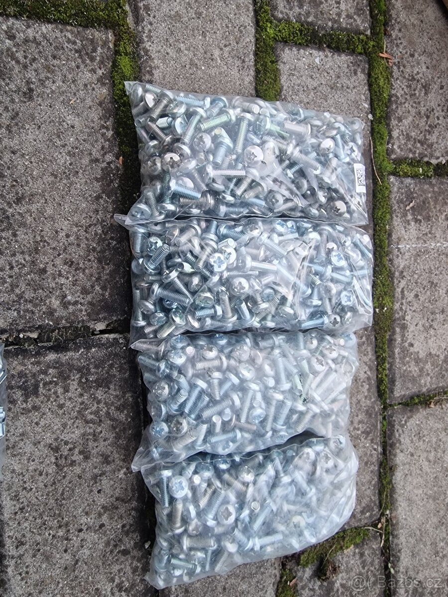 montážní šrouby pro rackové skříně - 5