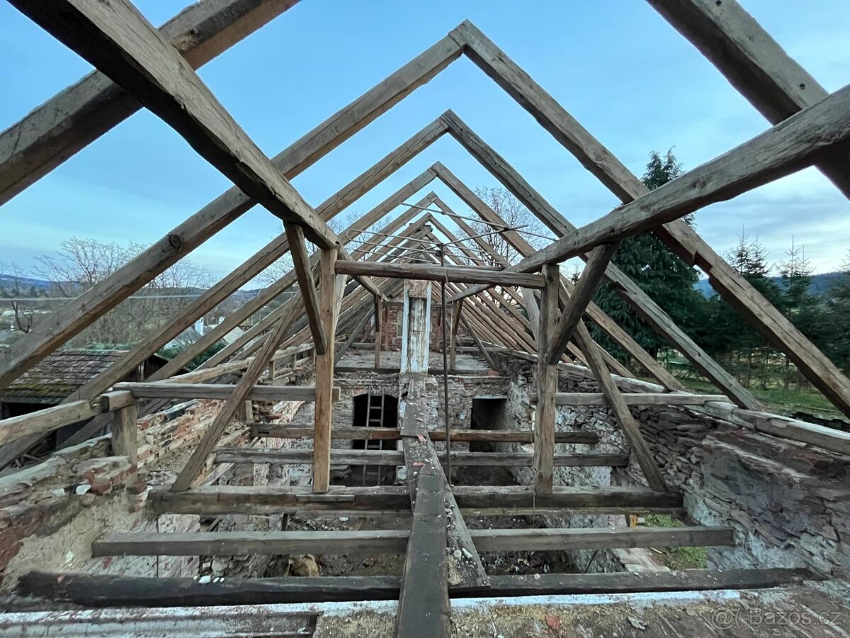 Staré trámy a rozebrání starých střech stodol statků špýchar - 5
