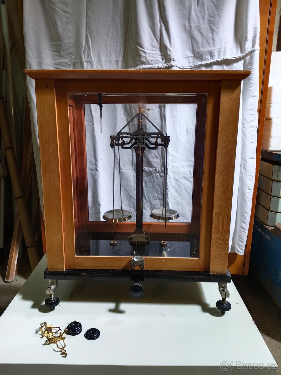 Starožitné laboratorní / lékárnické váhy v prosklené vitríně - 5