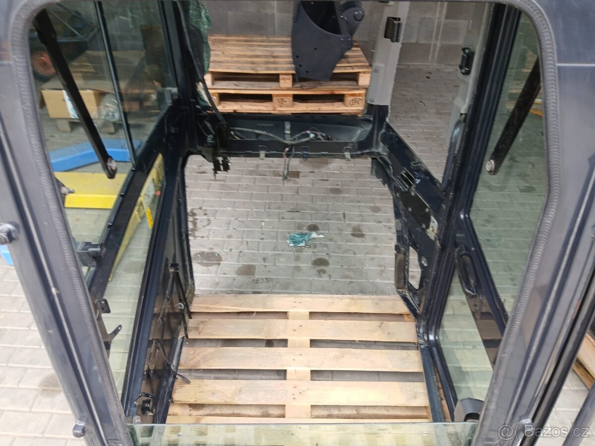 Lehce poškozená kabina bagru Kubota KX060-5 - 5