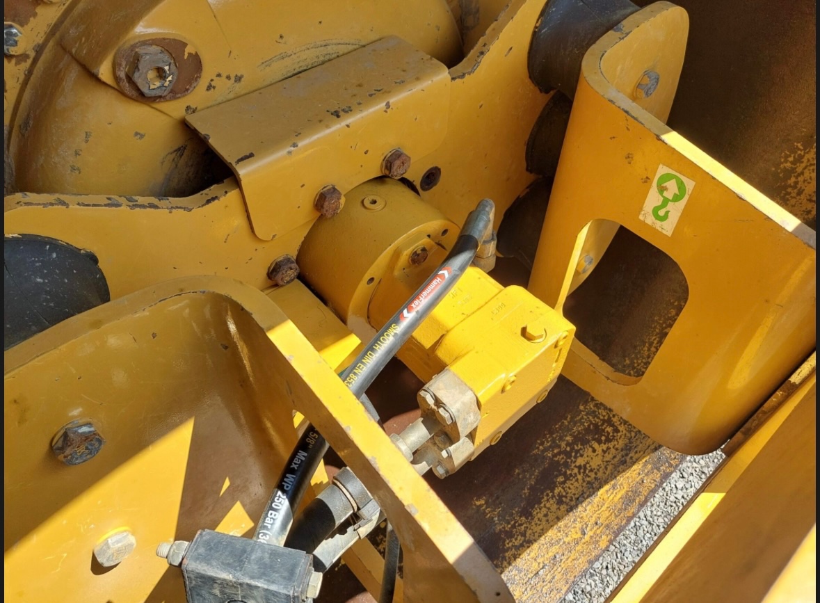 Valec Caterpillar CS64B - 5