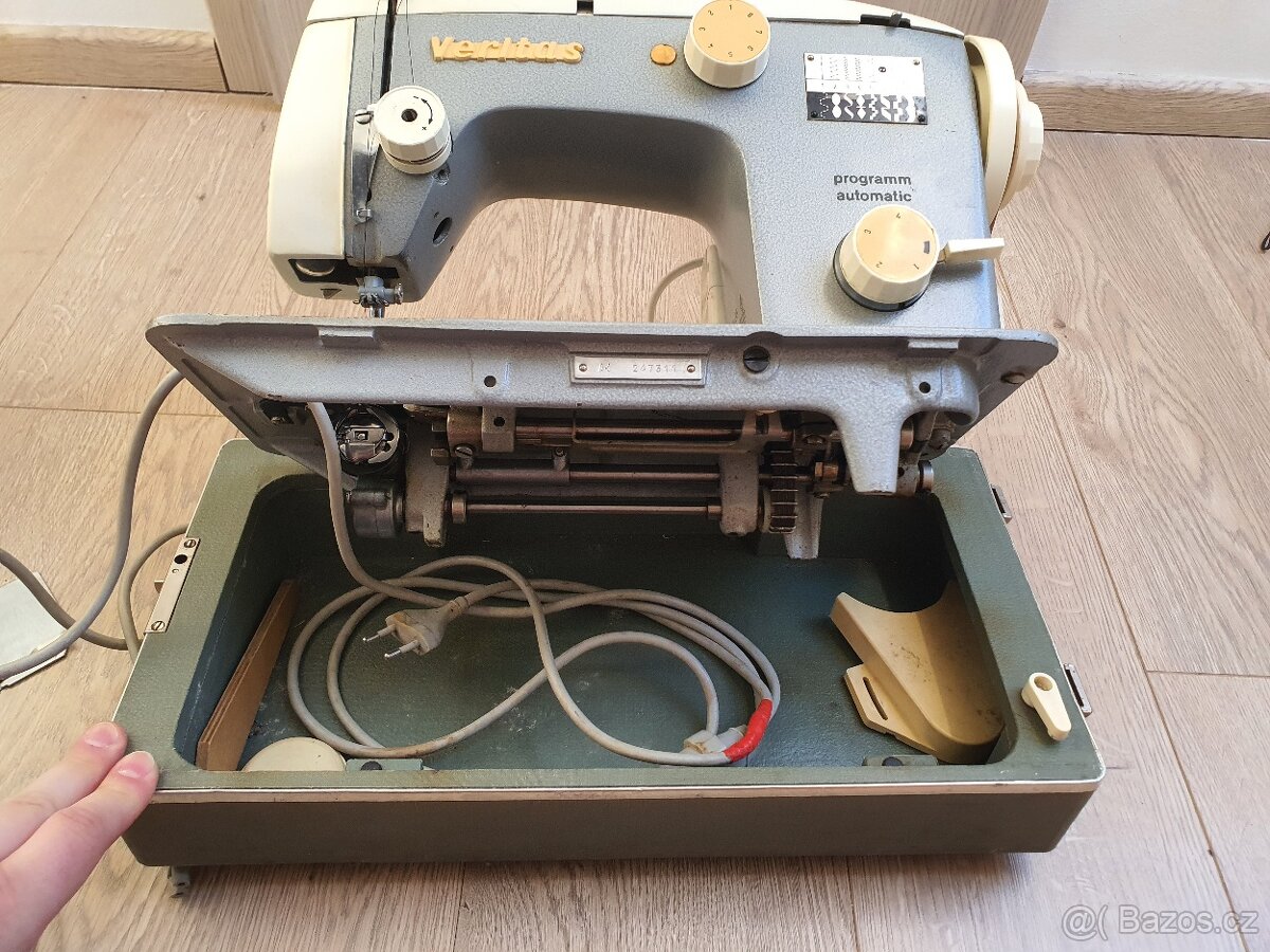Starší šicí stroj - 5