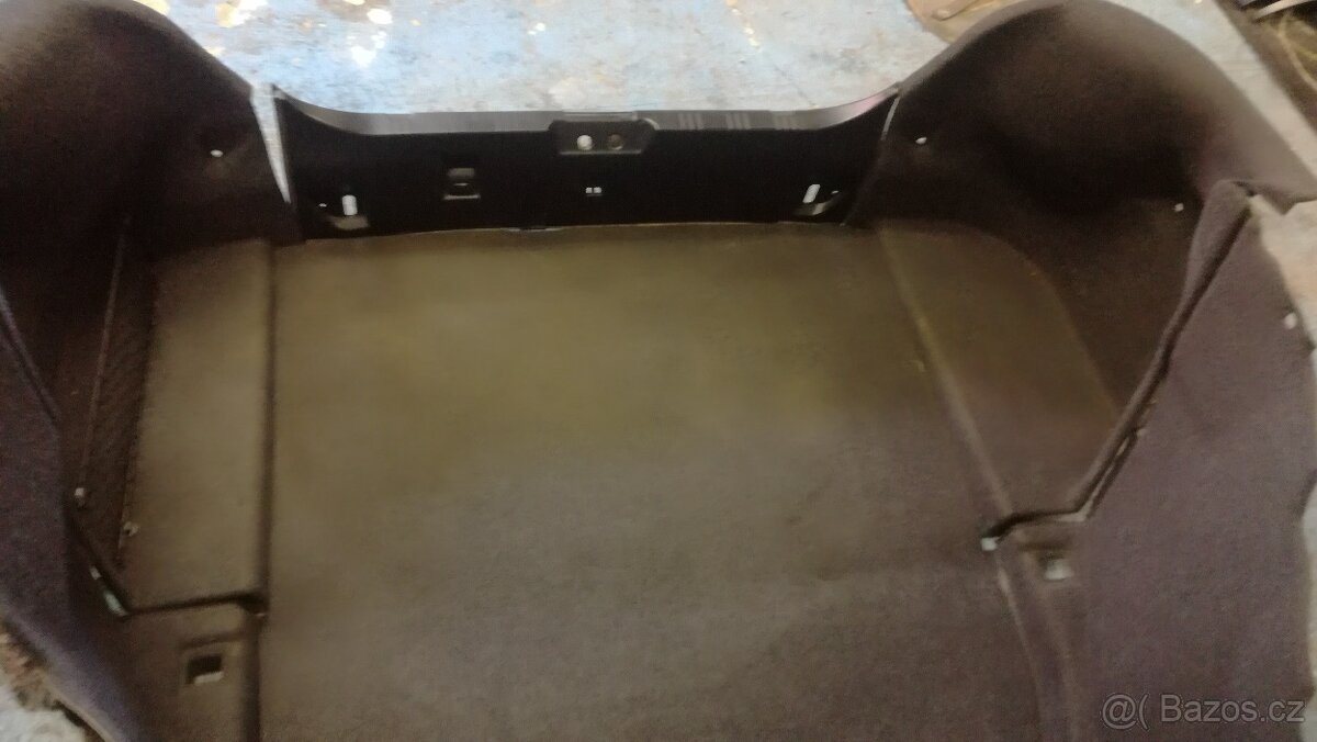 BMW E60/E61 -černá palubní deska,čalounění kufru - 5