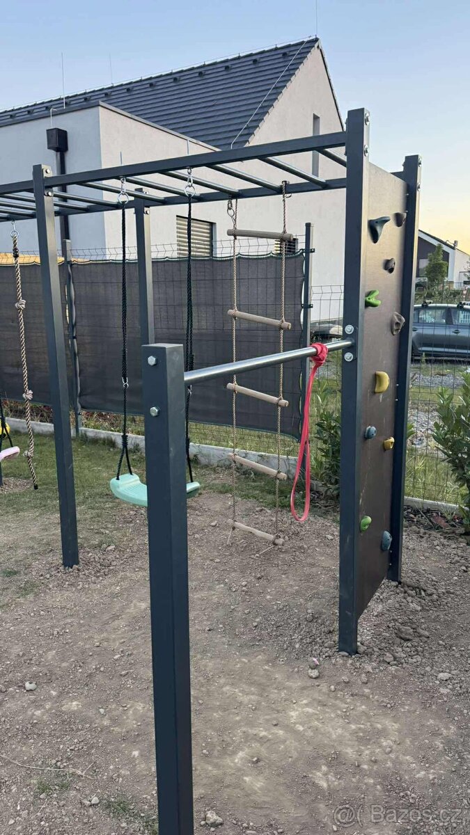 🏋️ Workoutové hřiště 2.0 – multifunkční venkovní konstrukce - 5