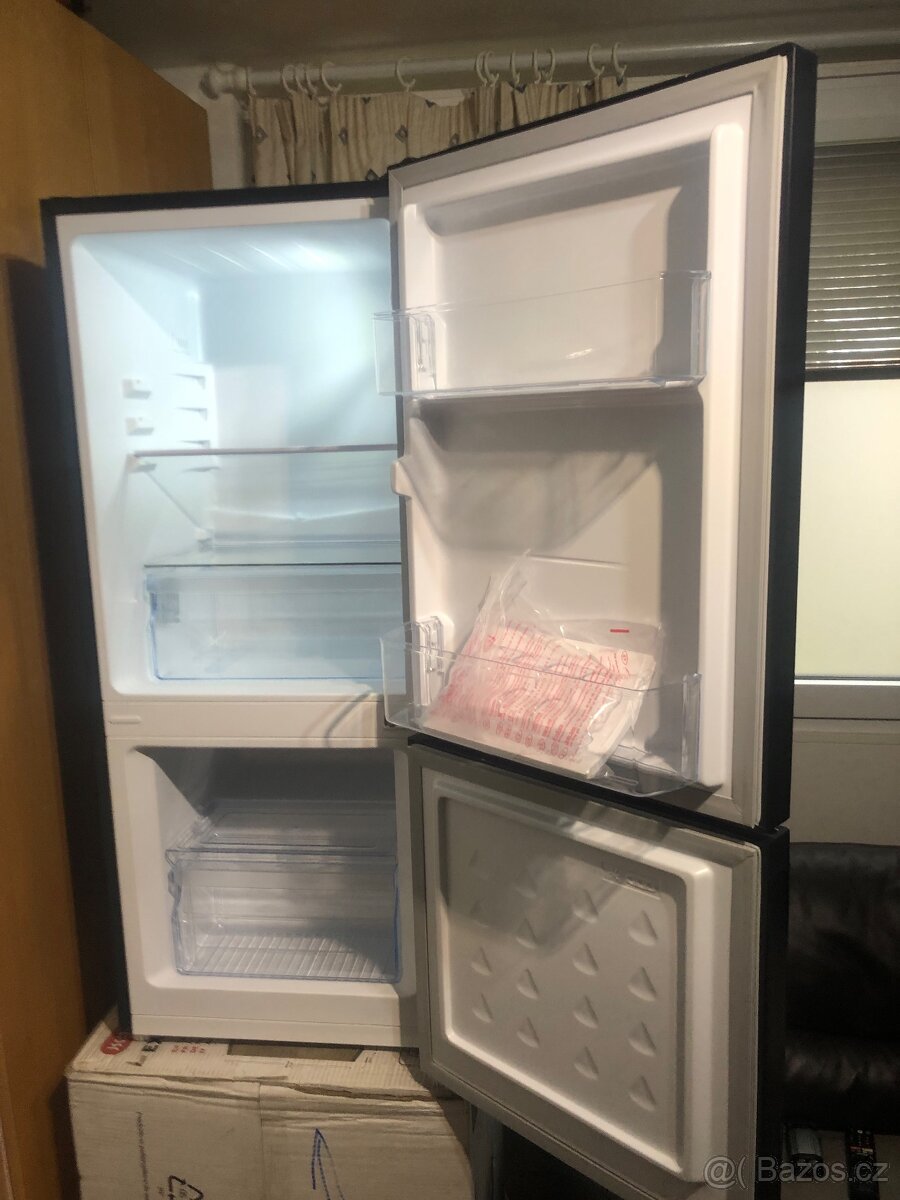 Krásná nová malá lednice s mrazákem CHIQ - 5