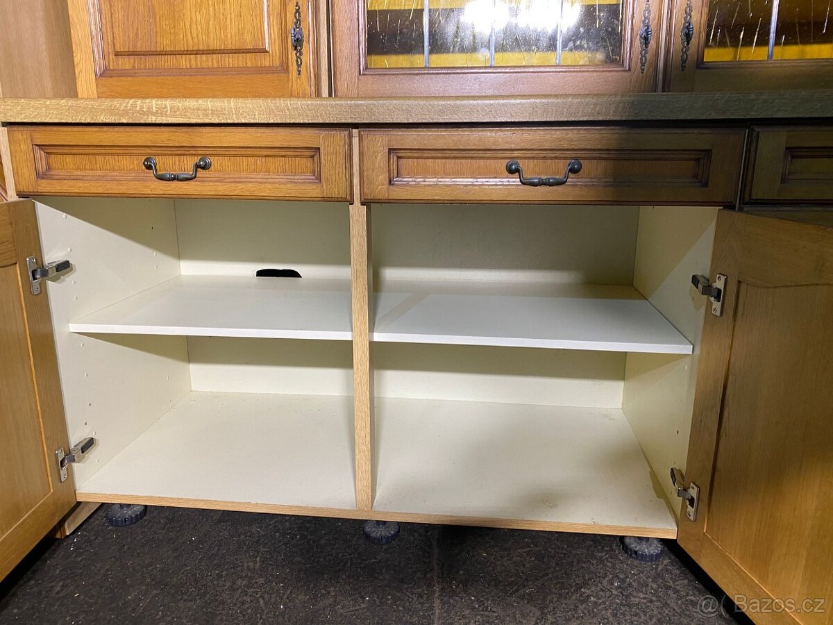 Masivní kuchyňská linka bez spotřebičů - 5