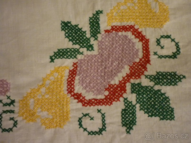 Vyšívané ubrusy a polštářek - 5