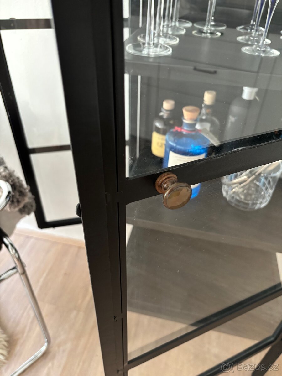 Černá vitrína - 5