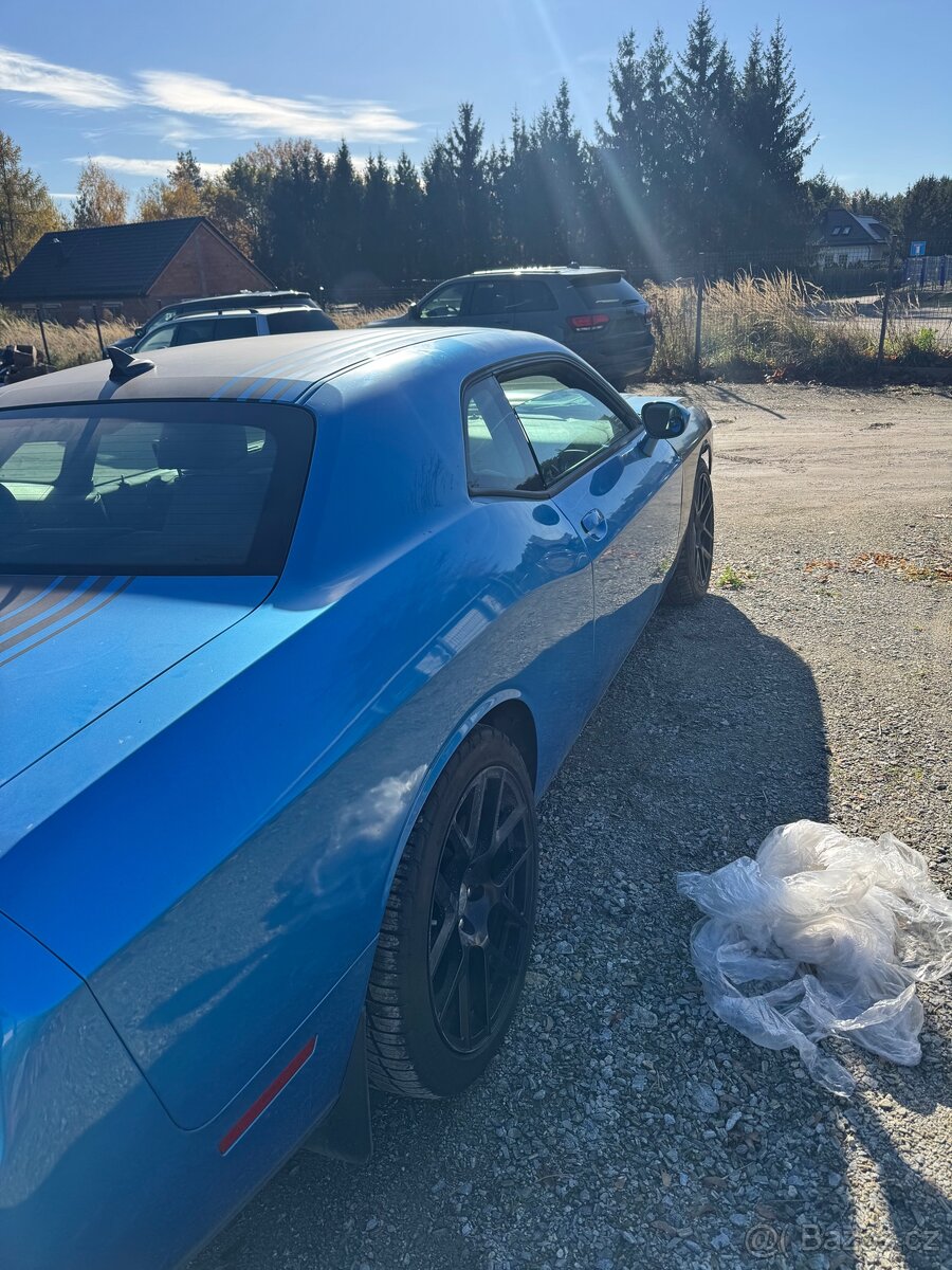 Dodge Challenger 5.7 Hemi Shaker - 5
