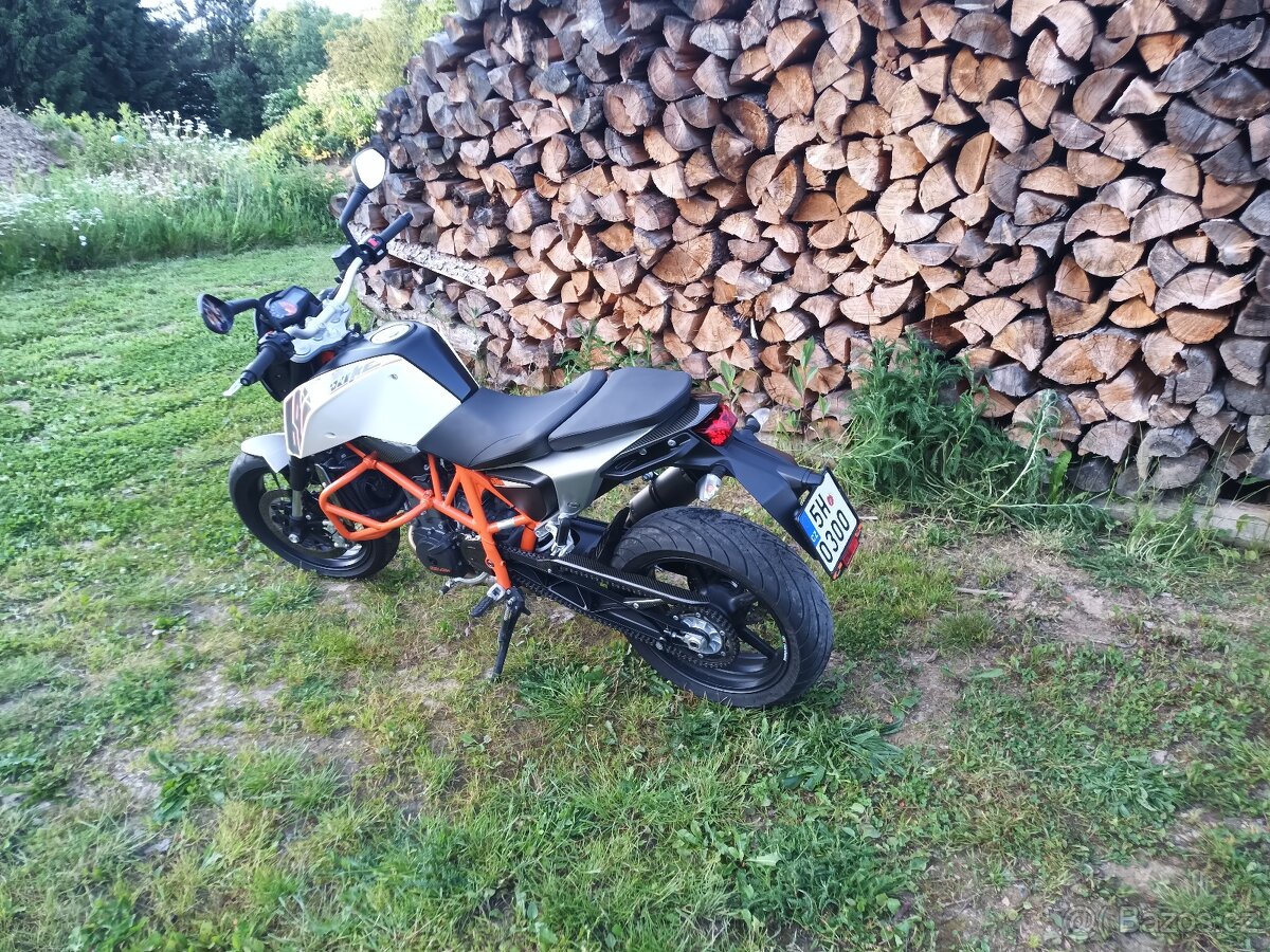 KTM 690 Duke "Carbon" - 5