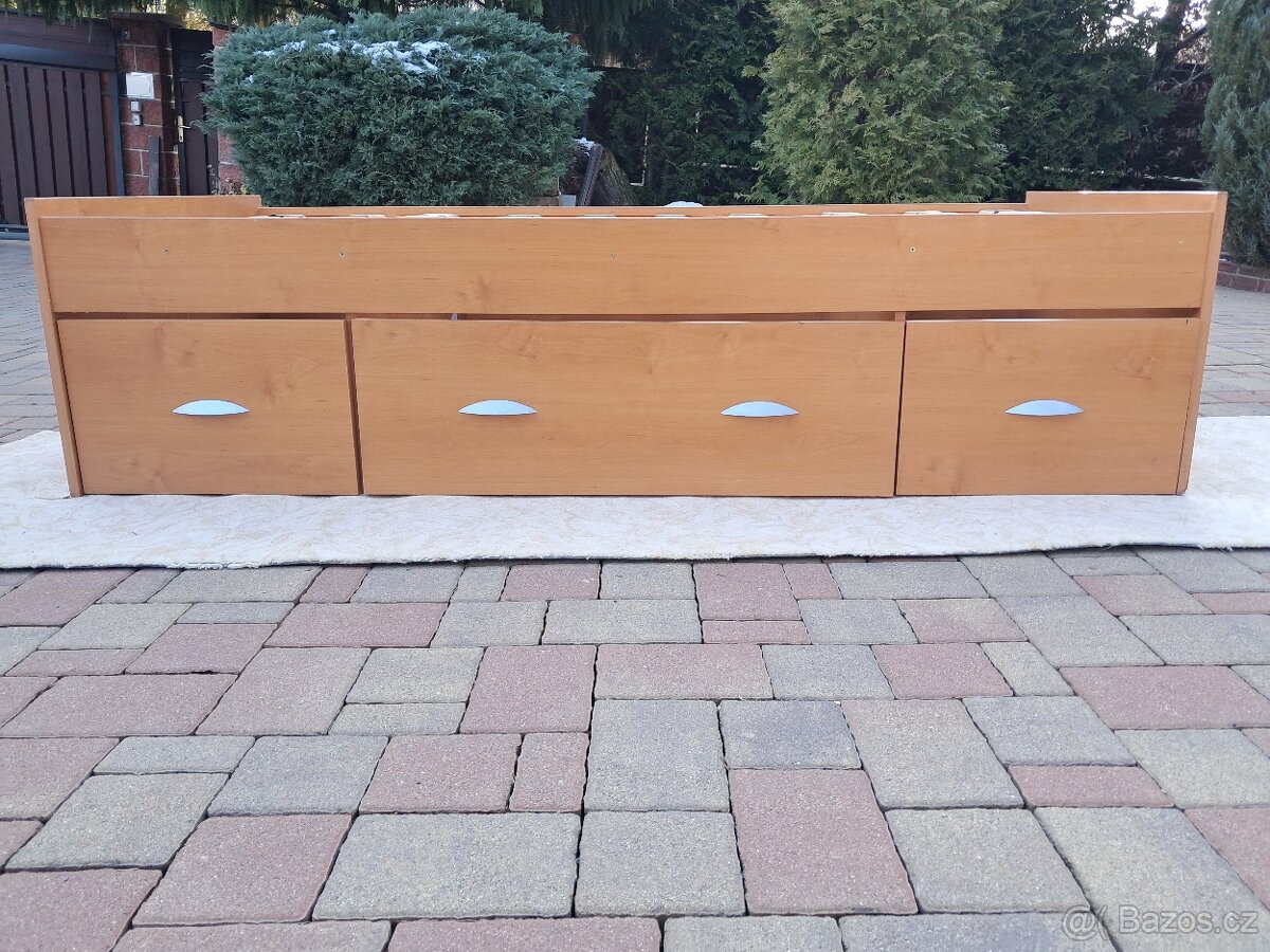 POSTEL S ROŠTEM A TŘEMI ŠUPLATY - 5