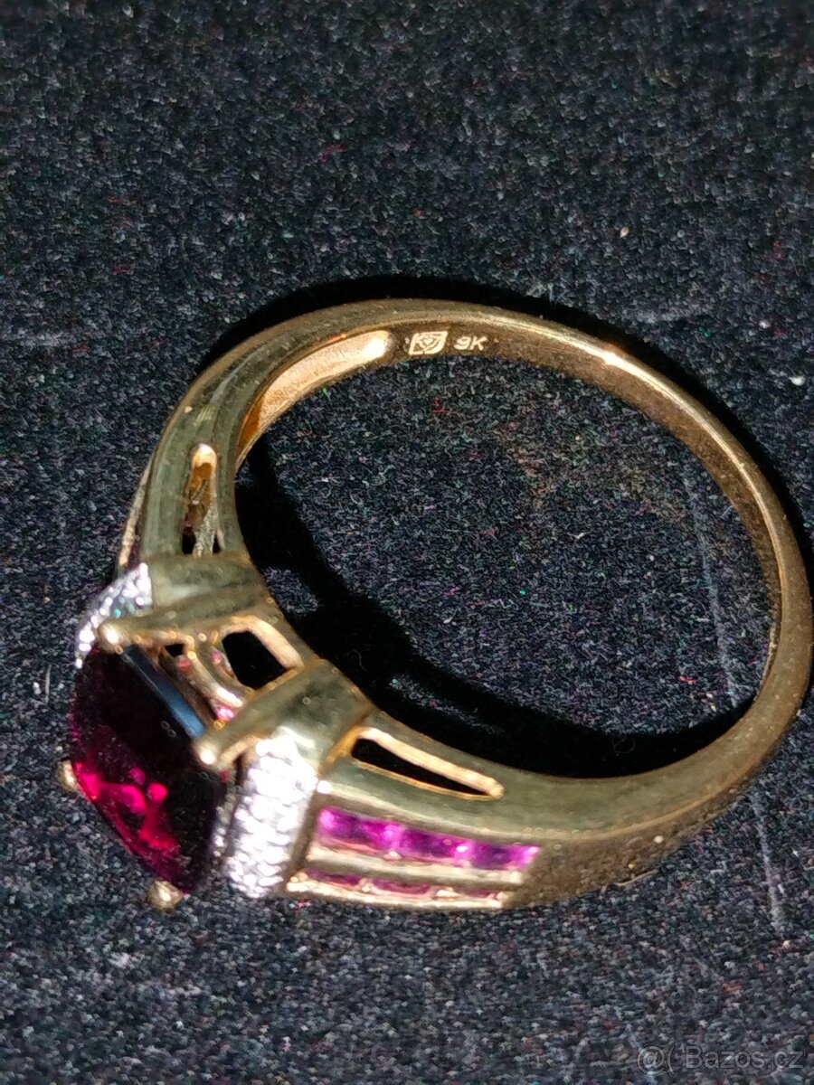 Zlaty honosný prsten Diamanty a vinovy granat .Rozmer 60 - 5