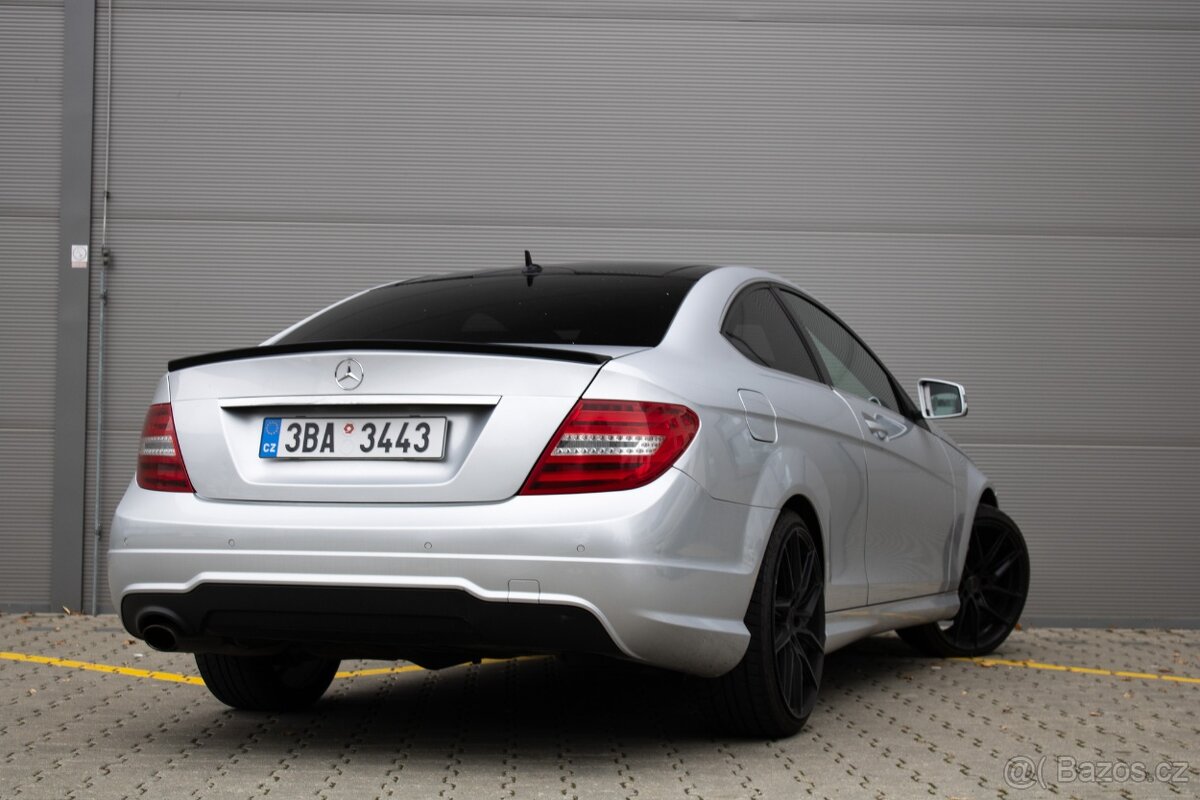 Krásný Mercedes-Benz C 250 Coupé s benzínovým motorem - 5