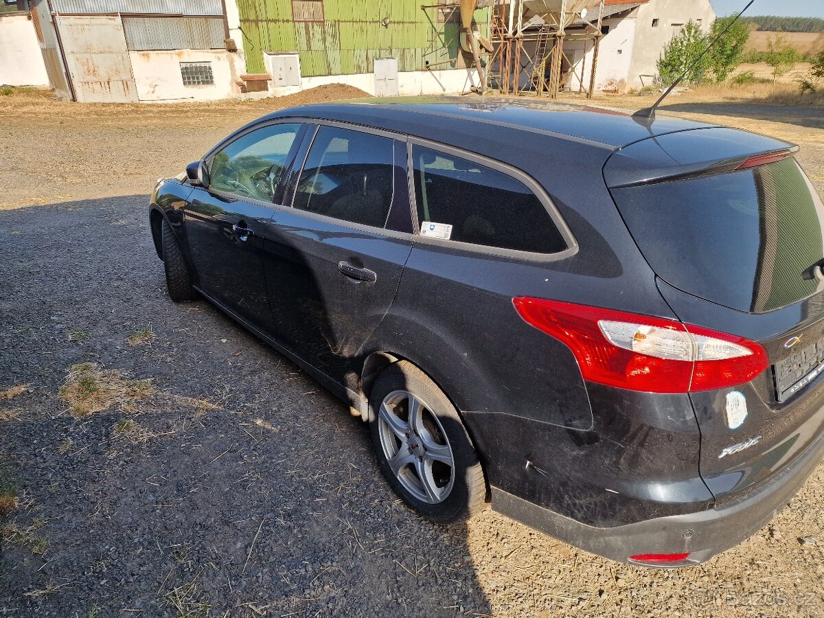 Ford Focus combi mk3 1.0i Ecobooast černá barva - 5
