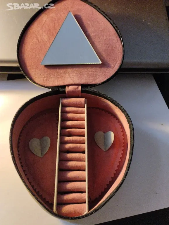 Šedá sametová šperkovnice ve tvaru srdce - 5