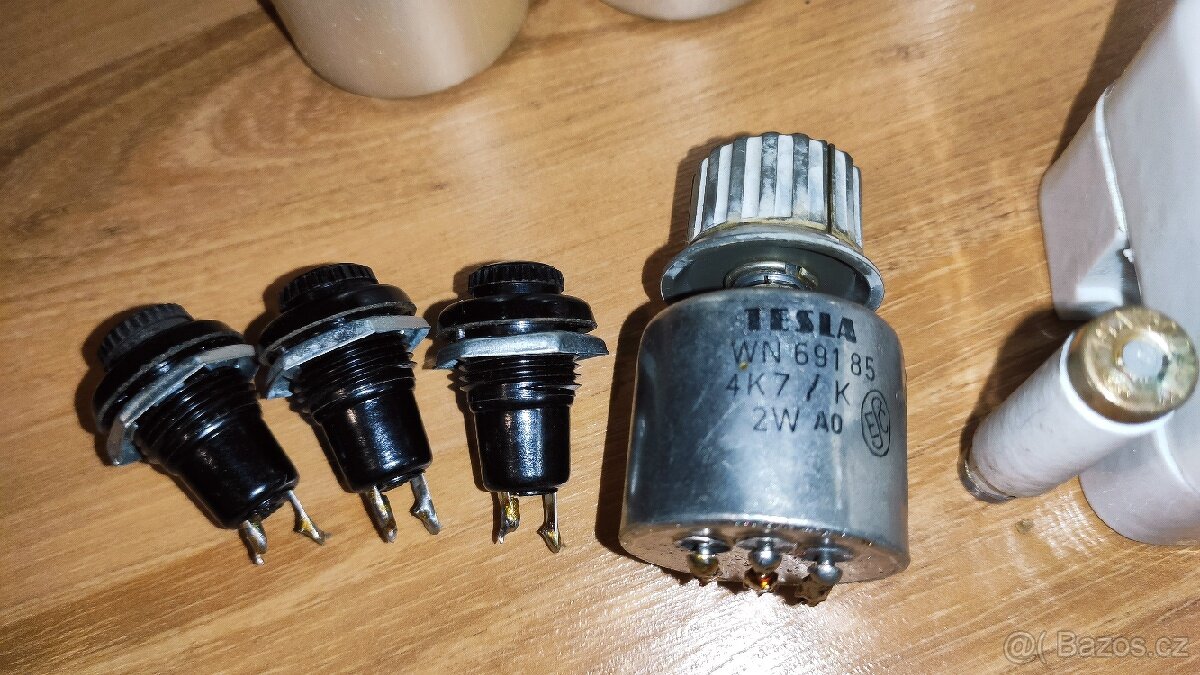 Kondenzátory, pojistky, potenciometr - 5
