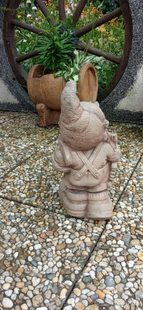 Zahradní dekorace- Trpaslík dřevorubec - 5