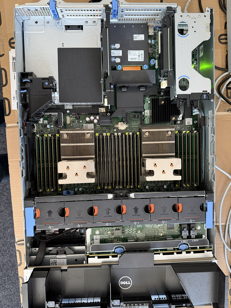 Prodám server Dell EMC VxRail P470F - 5