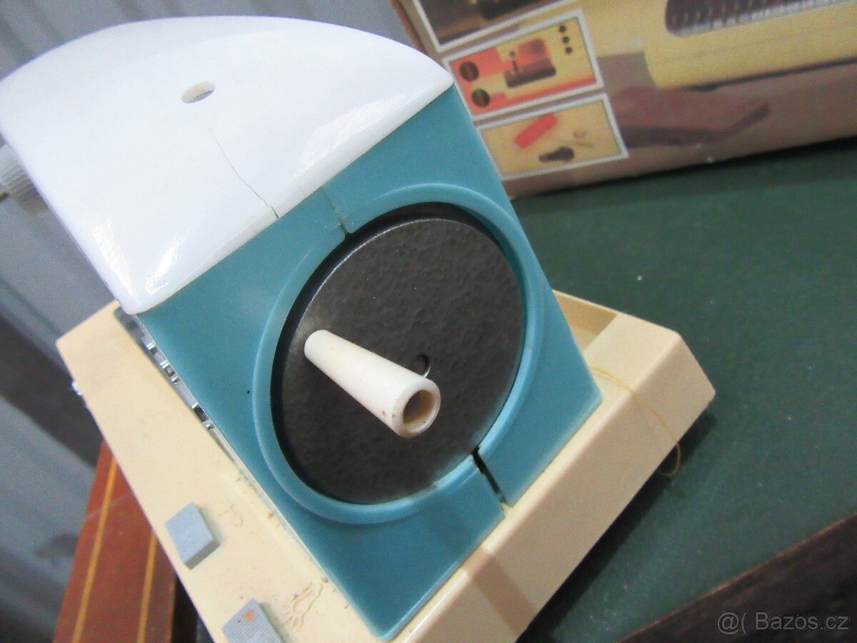 Nabízím starožitny dětský šicí stroj Piko Elektra. Mechanick - 5