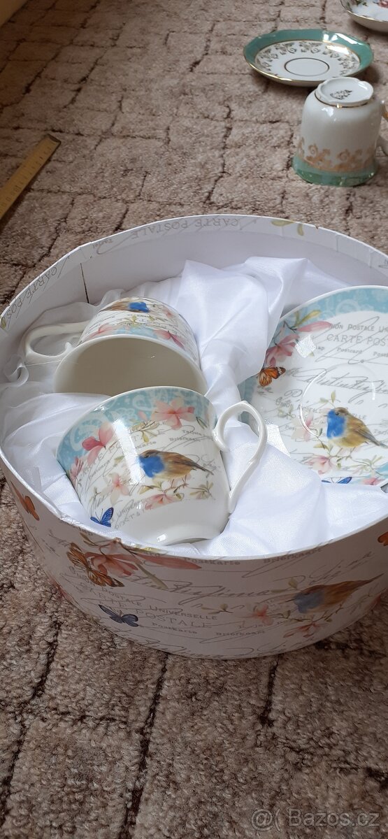 PORCELÁNOVÁ DÁRKOVÁ SADA, HRNEČKY - 5