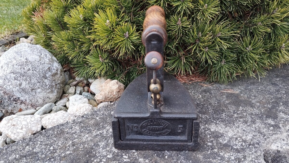 Stará větší žehlička patent W.LUNDH No 5 nahřivacím tělískem - 5