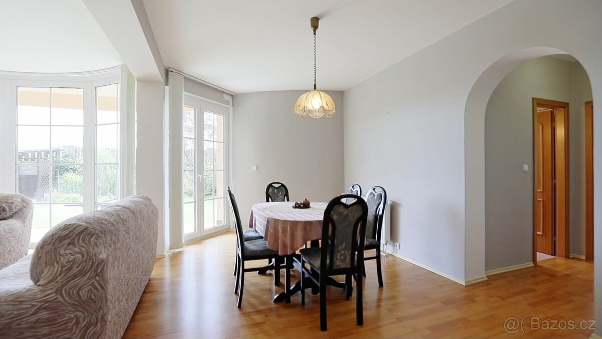 Set rustikálního dřevěného stolu se 6 čalouněnými židlemi - 5